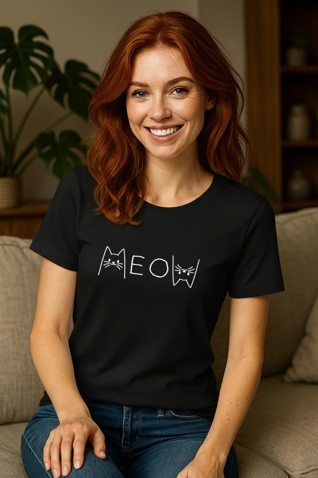 Minimalistisches, schwarzes Katzen T-Shirt mit MEOW Schriftzug im Alltag