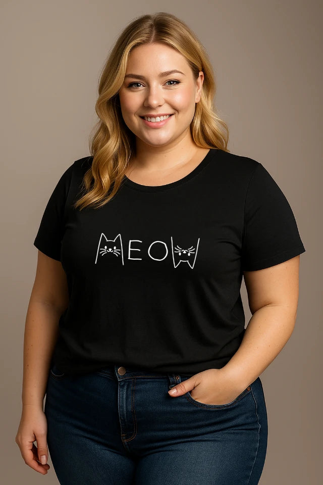 Curvy Model trägt schwarzes Katzen T-Shirt mit MEOW Motiv