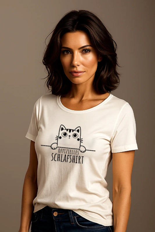 Frau trägt weißes Katzen T-Shirt mit Schlafmodus Design