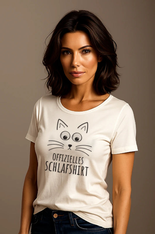 Frau trägt weißes Katzen T-Shirt mit entspanntem Katzen Design