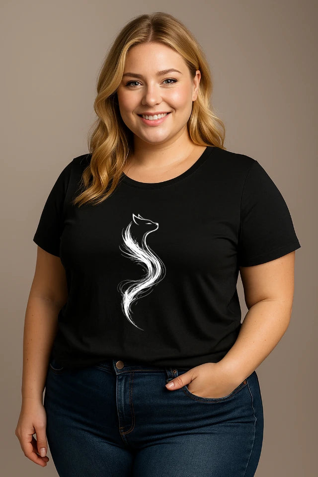 Curvy Model trägt schwarzes Katzen T-Shirt mit minimalistischem Line Art Katzenmotiv modern und clean