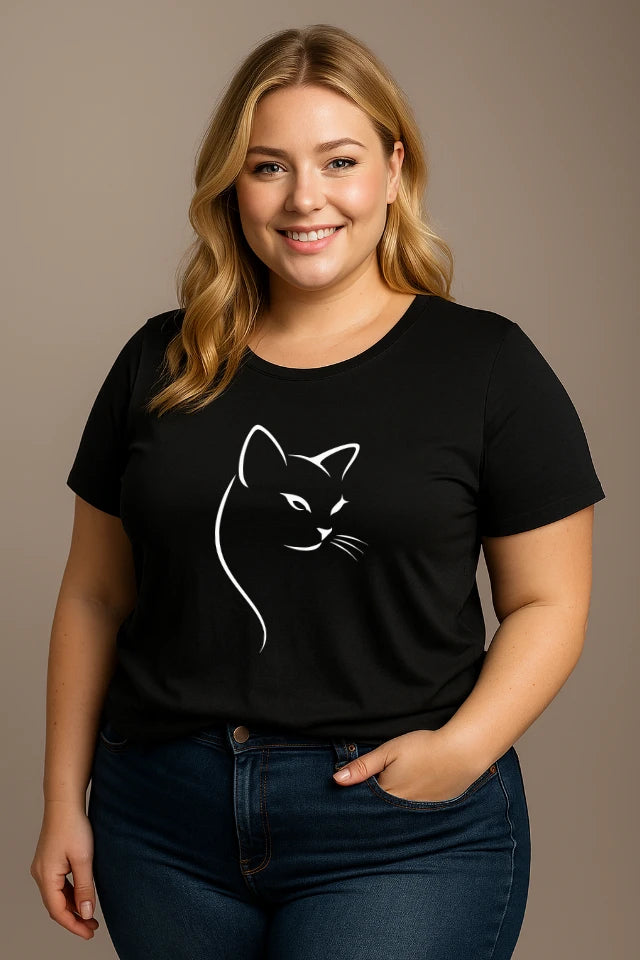 Curvy Model trägt schwarzes Katzen T-Shirt mit reduziertem ausdrucksstarkem Katzenmotiv