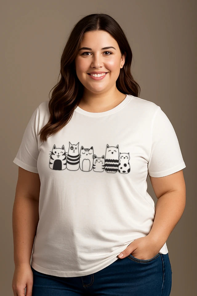 Curvy Model trägt weißes Katzen T-Shirt mit süßer Katzenbande niedliches Design