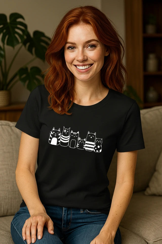 Niedliches, schwarzes Katzen T-Shirt kombiniert mit lockerem Alltag Outfit