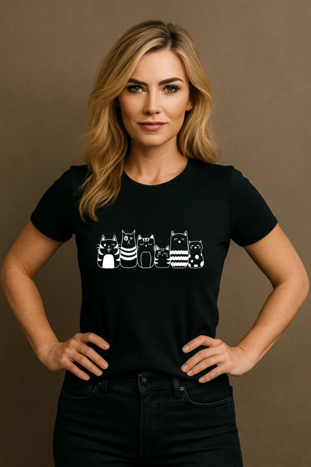 Frau trägt schwarzes Katzen T-Shirt mit mehreren verspielten Katzenmotiven