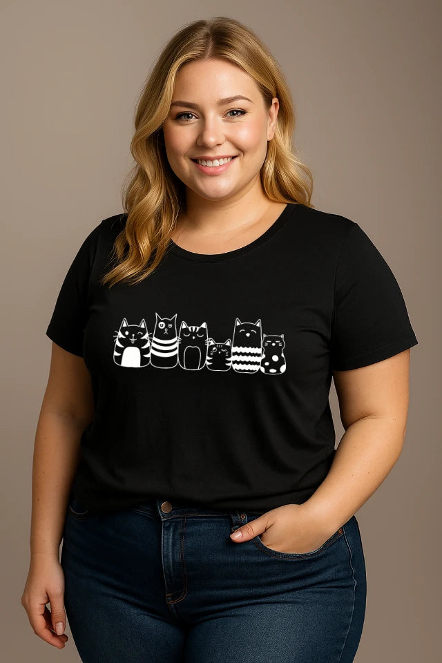 Curvy Model trägt schwarzes Katzen T-Shirt mit mehreren verspielten Katzenmotiven