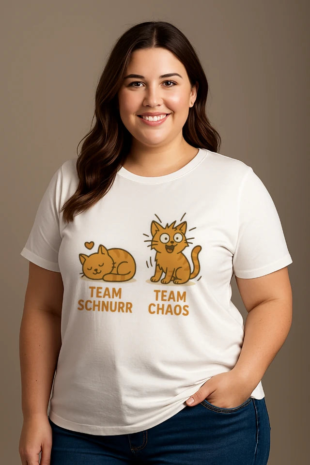 Curvy Model trägt weißes humorvolles Katzen T-Shirt mit Schnurr und Chaos Motiv