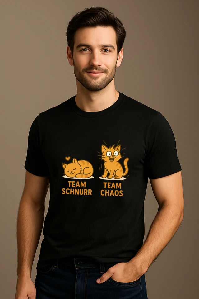 Mann trägt schwarzes Katzen T-Shirt mit witzigem Katzenmotiv schnurren und chaos