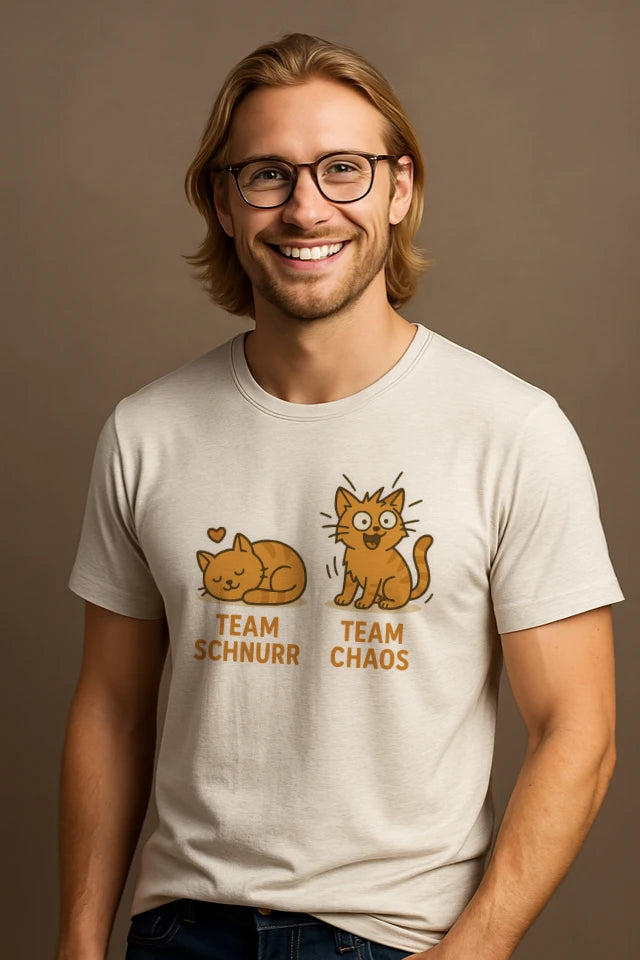 Mann trägt weißes humorvolles Katzen T-Shirt mit Schnurr und Chaos Motiv