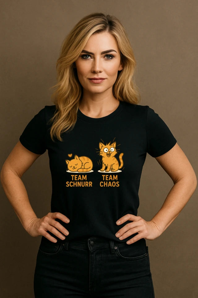 Frau trägt schwarzes Katzen T-Shirt mit witzigem Katzenmotiv schnurren und chaos