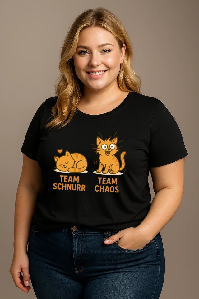 Curvy Model trägt schwarzes Katzen T-Shirt mit witzigem Katzenmotiv schnurren und chaos