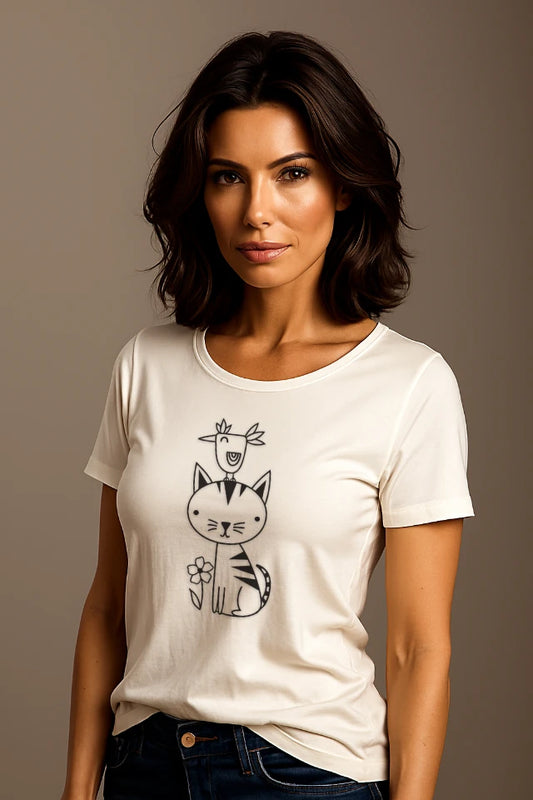 Frau trägt weißes Katzen T-Shirt mit humorvollem Vogel auf Katze Motiv